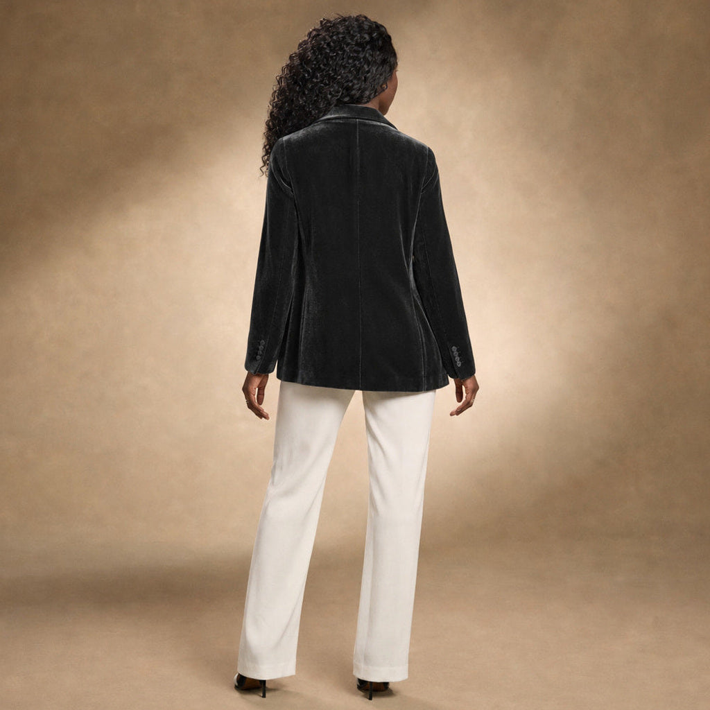 Selma | Blazer mit Goldstickerei in Samtoptik Schwarz – Gesamtlook
