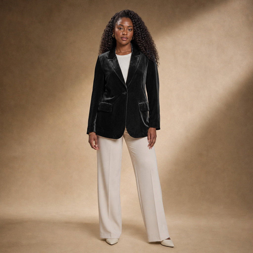 Selma | Blazer mit Goldstickerei in Samtoptik in Schwarz – Premium Editorial