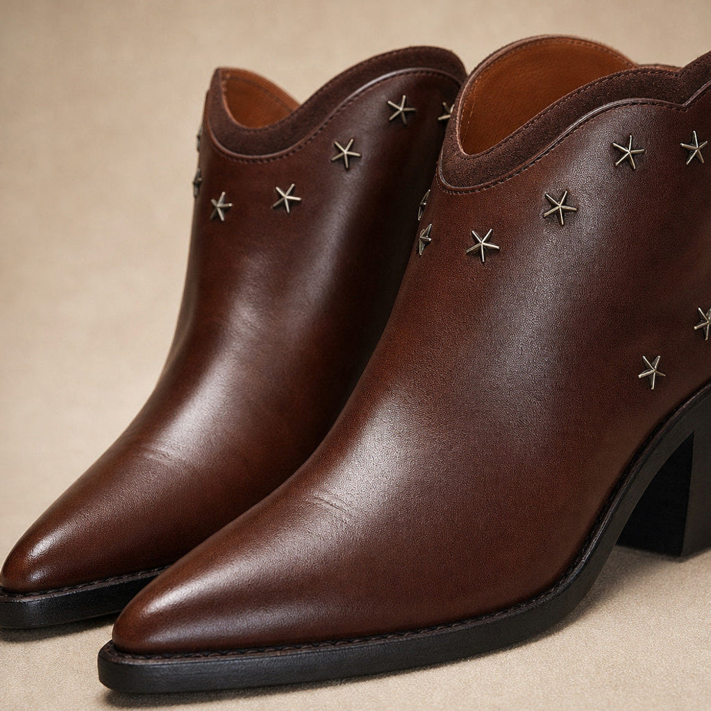 Sieghild | Chelsea Boots mit spitzer Zehenform und Sternnieten Braun – Stoff- und Detailaufnahme