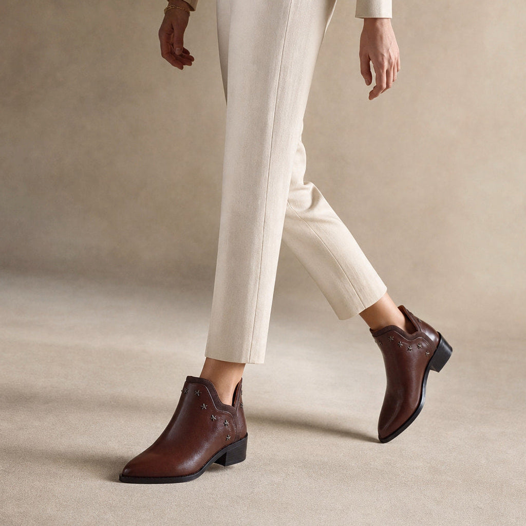 Sieghild | Chelsea Boots mit spitzer Zehenform und Sternnieten Braun – Produktfoto