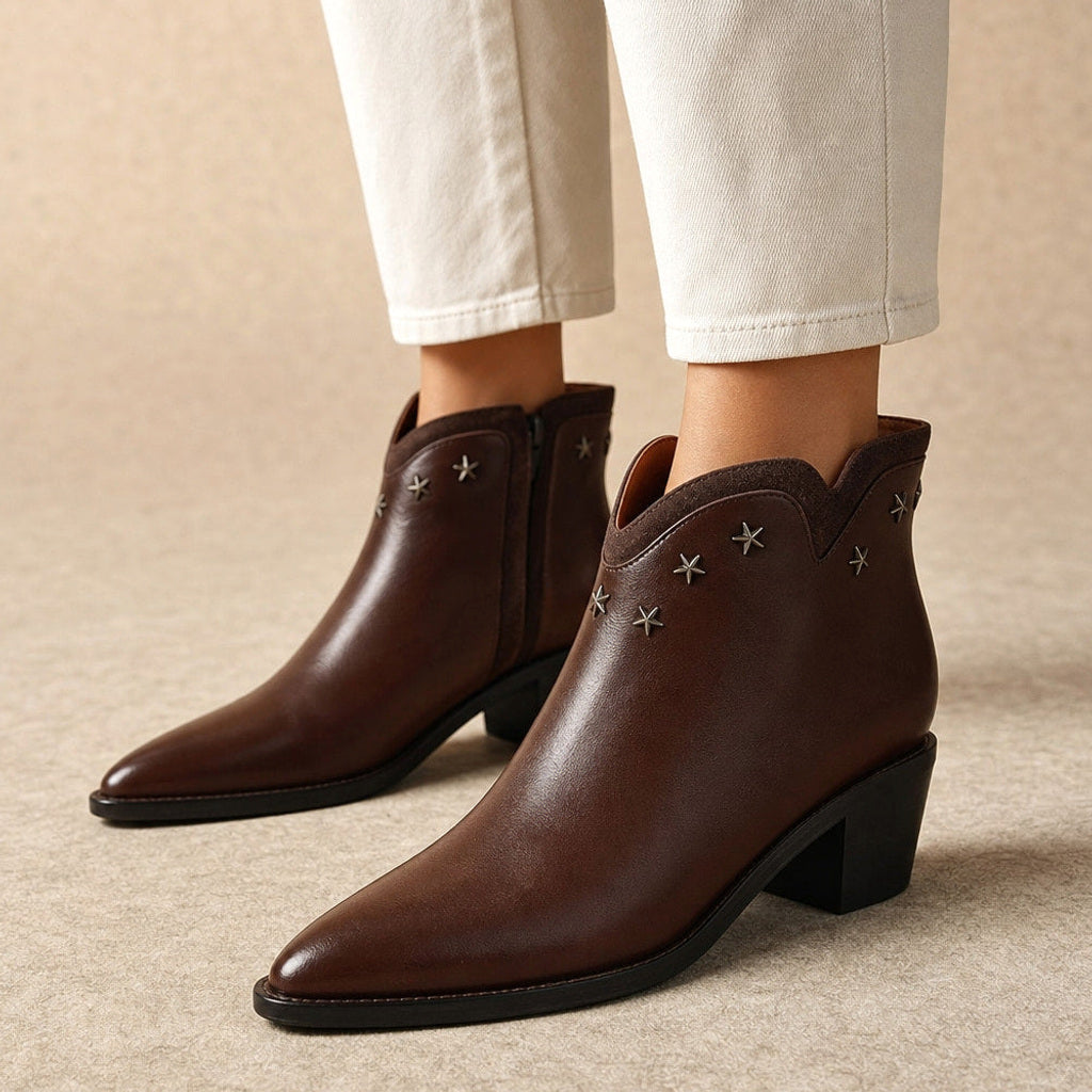 Sieghild | Chelsea Boots mit spitzer Zehenform und Sternnieten in Braun – Premium Editorial
