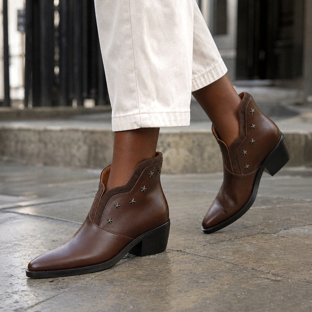 Sieghild | Chelsea Boots mit spitzer Zehenform und Sternnieten Braun – Gestyltes Editorial-Foto