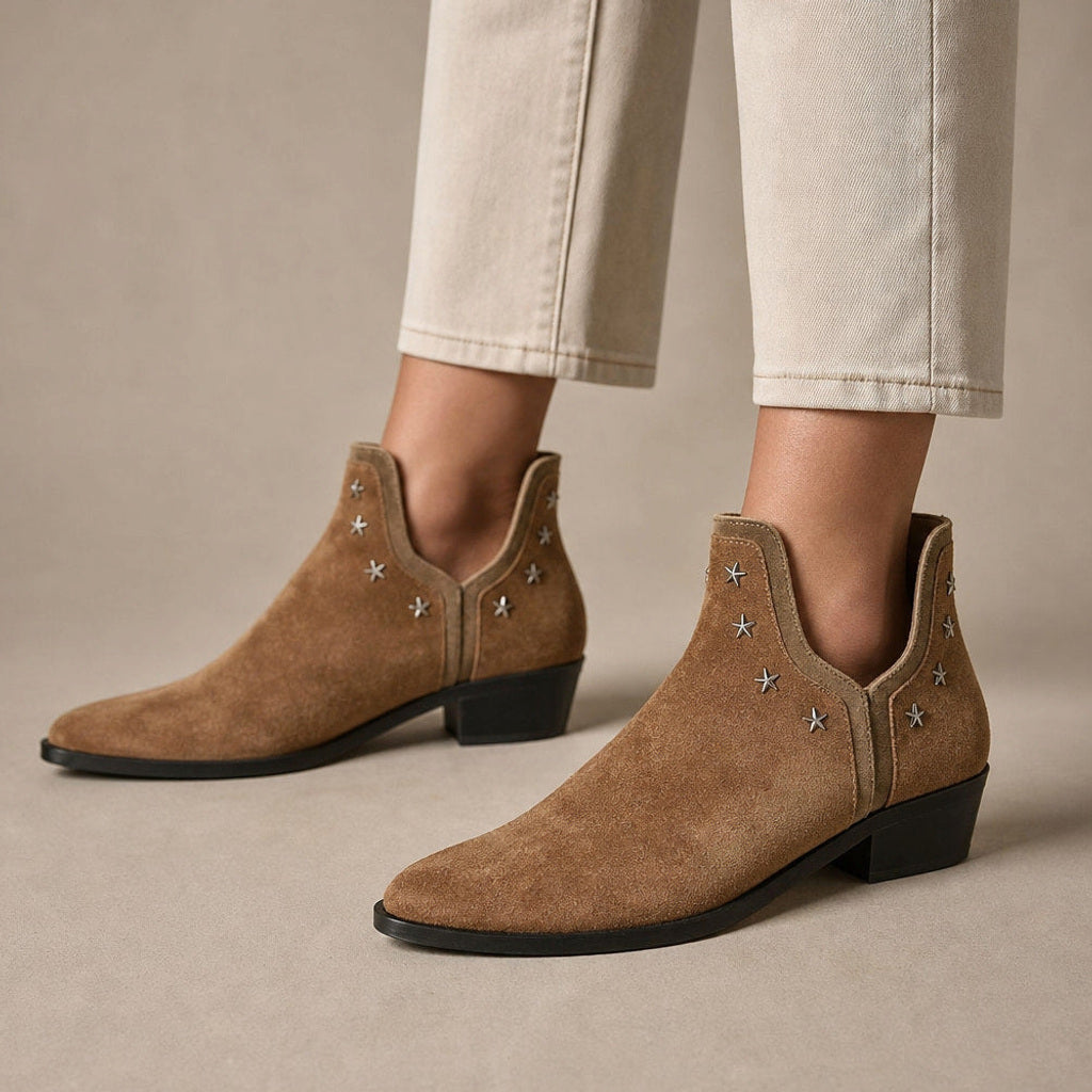 Sieghild | Chelsea Boots mit spitzer Zehenform und Sternnieten Hellbraun – Produktfoto