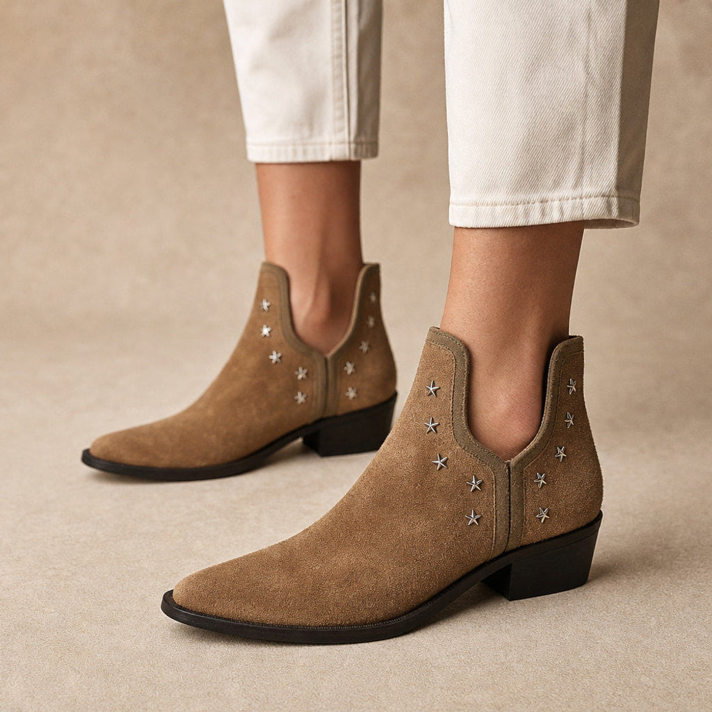 Sieghild | Chelsea Boots mit spitzer Zehenform und Sternnieten in Hellbraun – Premium Editorial