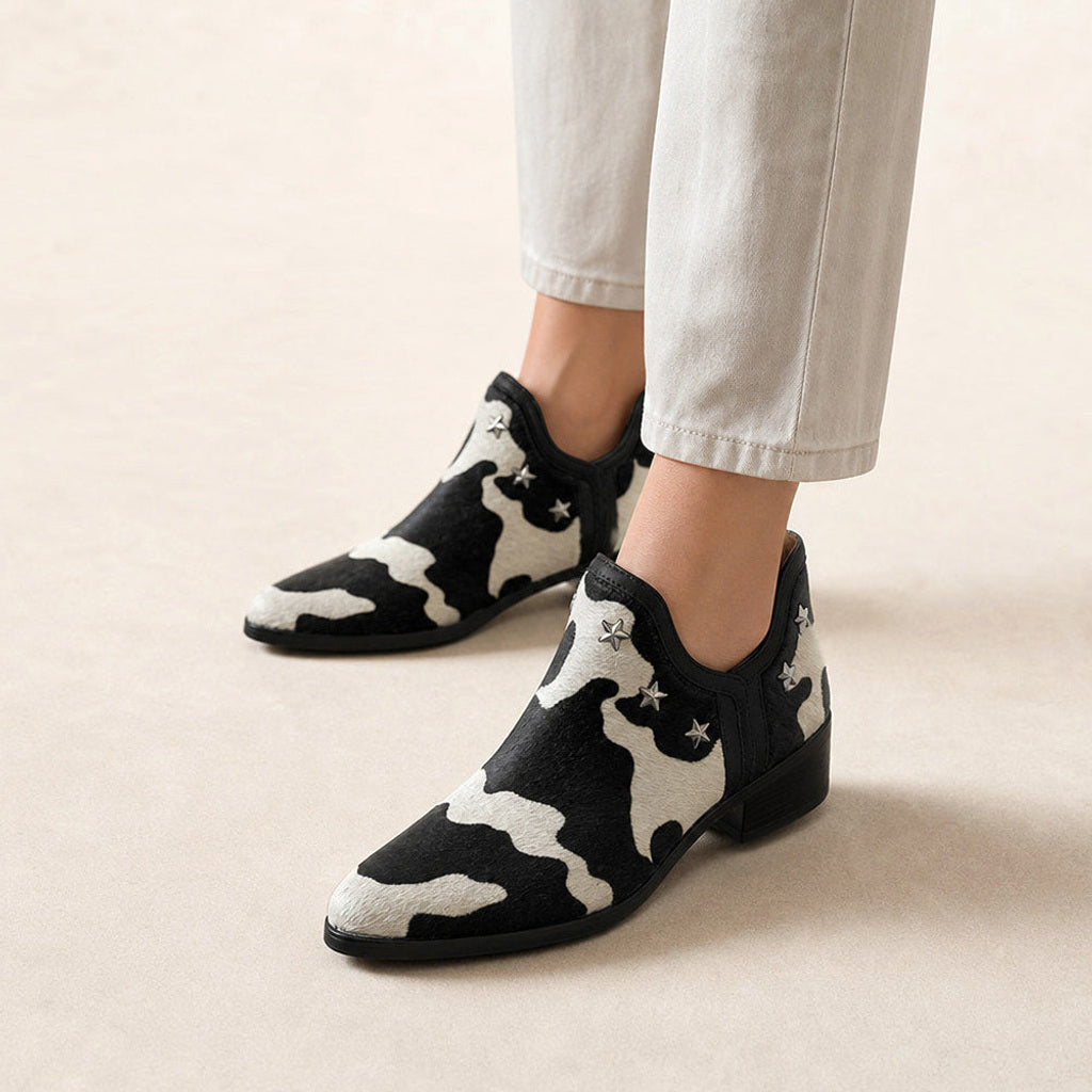 Sieghild | Chelsea Boots mit spitzer Zehenform und Sternnieten Schwarz – Produktfoto