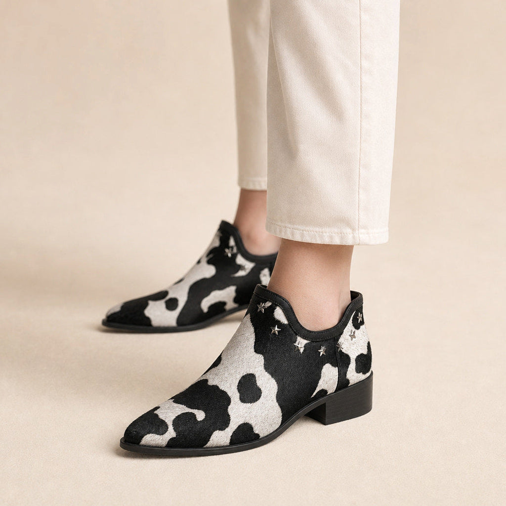 Sieghild | Chelsea Boots mit spitzer Zehenform und Sternnieten in Schwarz – Premium Editorial