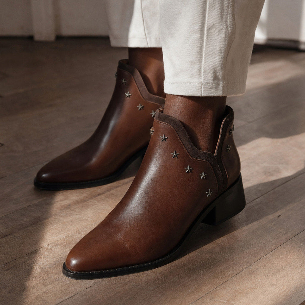 Sieghild | Chelsea Boots mit spitzer Zehenform und Sternnieten – Gestyltes Editorial-Foto