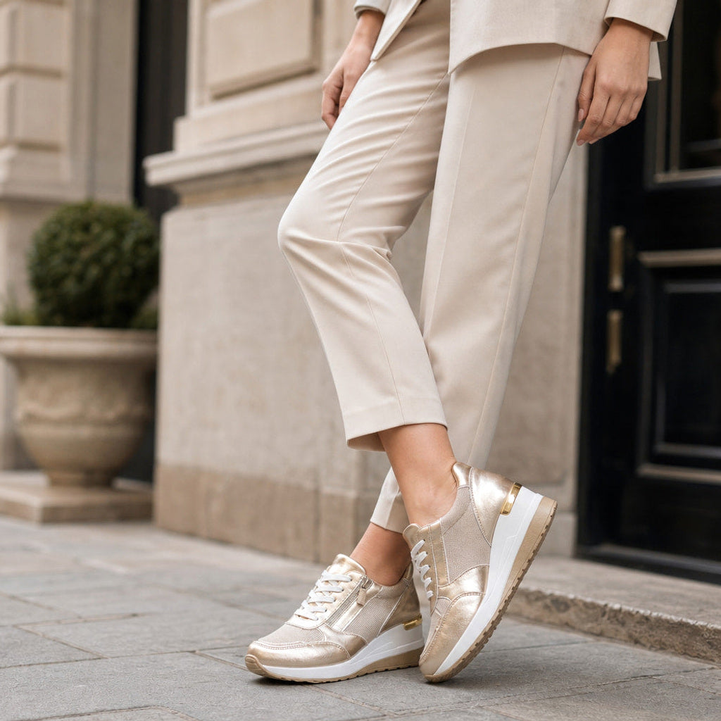 Sieghilde | Plateau Sneaker mit Keilsohle und Seitenzip Gold – Gesamtlook