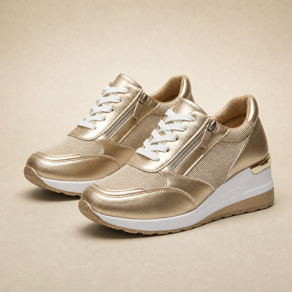 Sieghilde | Plateau Sneaker mit Keilsohle und Seitenzip Gold – Produktfoto