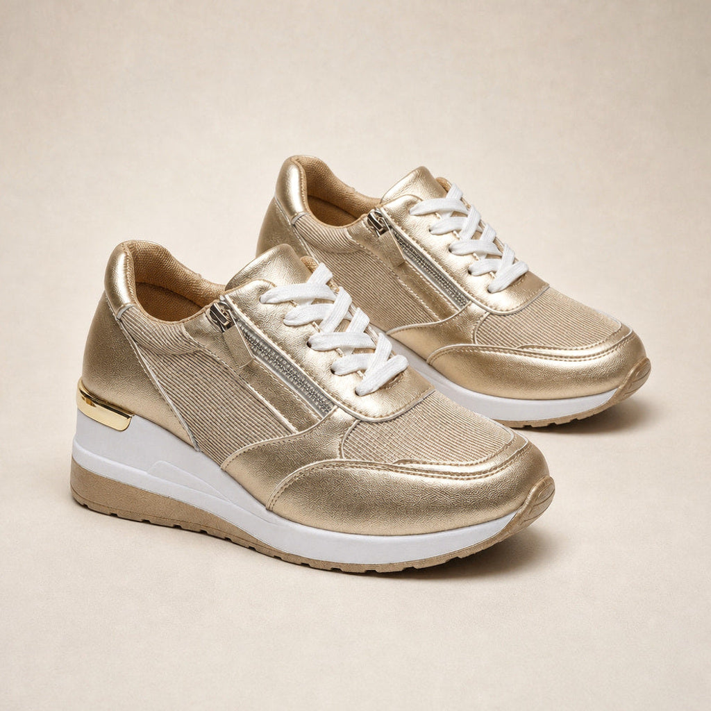 Sieghilde | Plateau Sneaker mit Keilsohle und Seitenzip in Gold – Premium Editorial