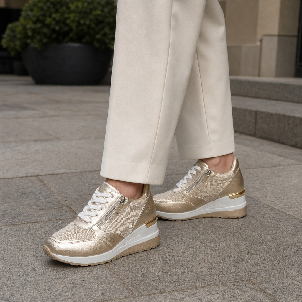 Sieghilde | Plateau Sneaker mit Keilsohle und Seitenzip Gold – Gestyltes Editorial-Foto