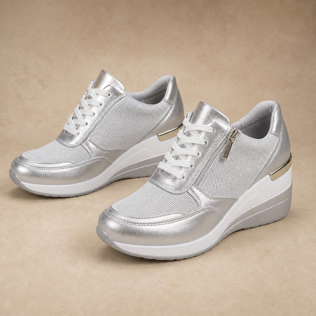 Sieghilde | Plateau Sneaker mit Keilsohle und Seitenzip Silber – Produktfoto