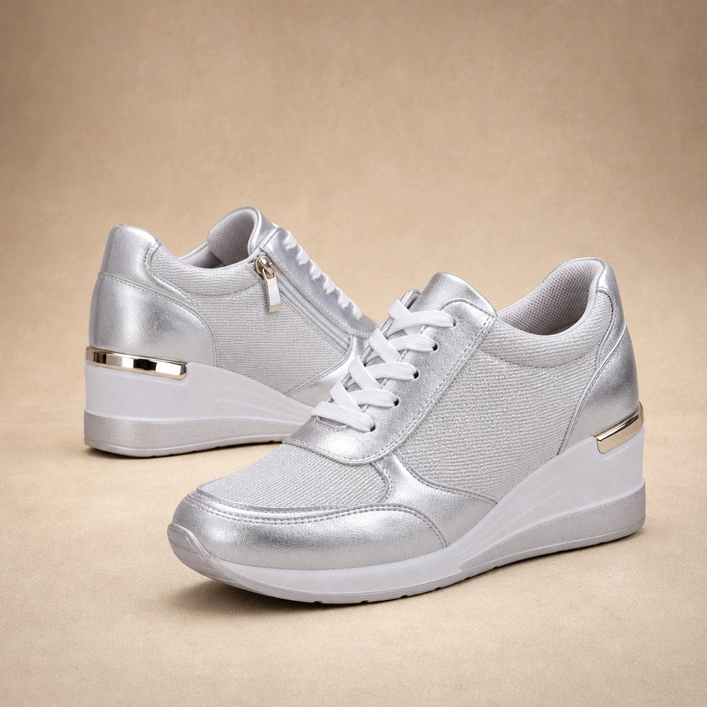Sieghilde | Plateau Sneaker mit Keilsohle und Seitenzip in Silber – Premium Editorial