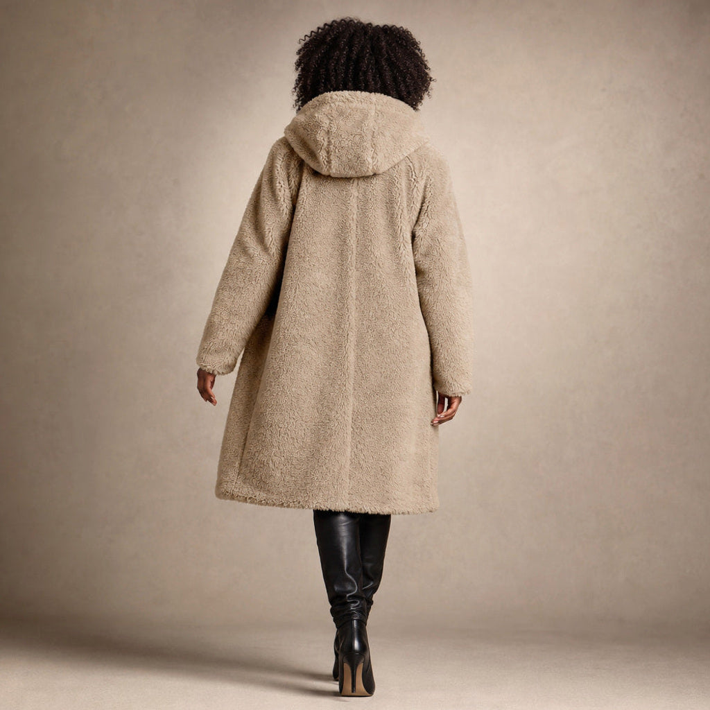 Siglinde | Langer Wollmantel mit Teddy-Optik und Kapuze Beige – Gesamtlook