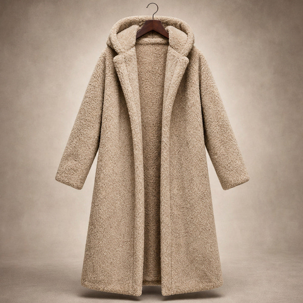 Siglinde | Langer Wollmantel mit Teddy-Optik und Kapuze Beige – Produktfoto