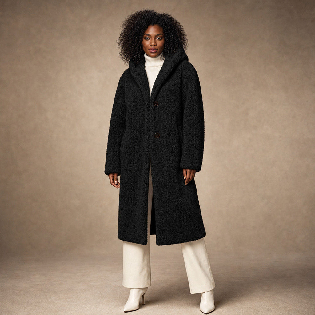 Siglinde | Langer Wollmantel mit Teddy-Optik und Kapuze in Schwarz – Premium Editorial