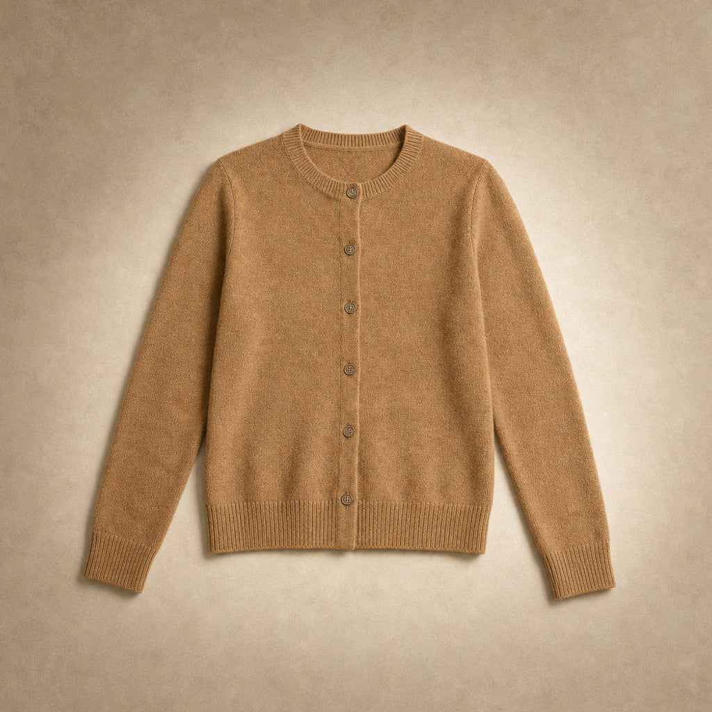 Sigtraud | Strickjacke mit Knopfleiste und Rundhals – Produktfoto
