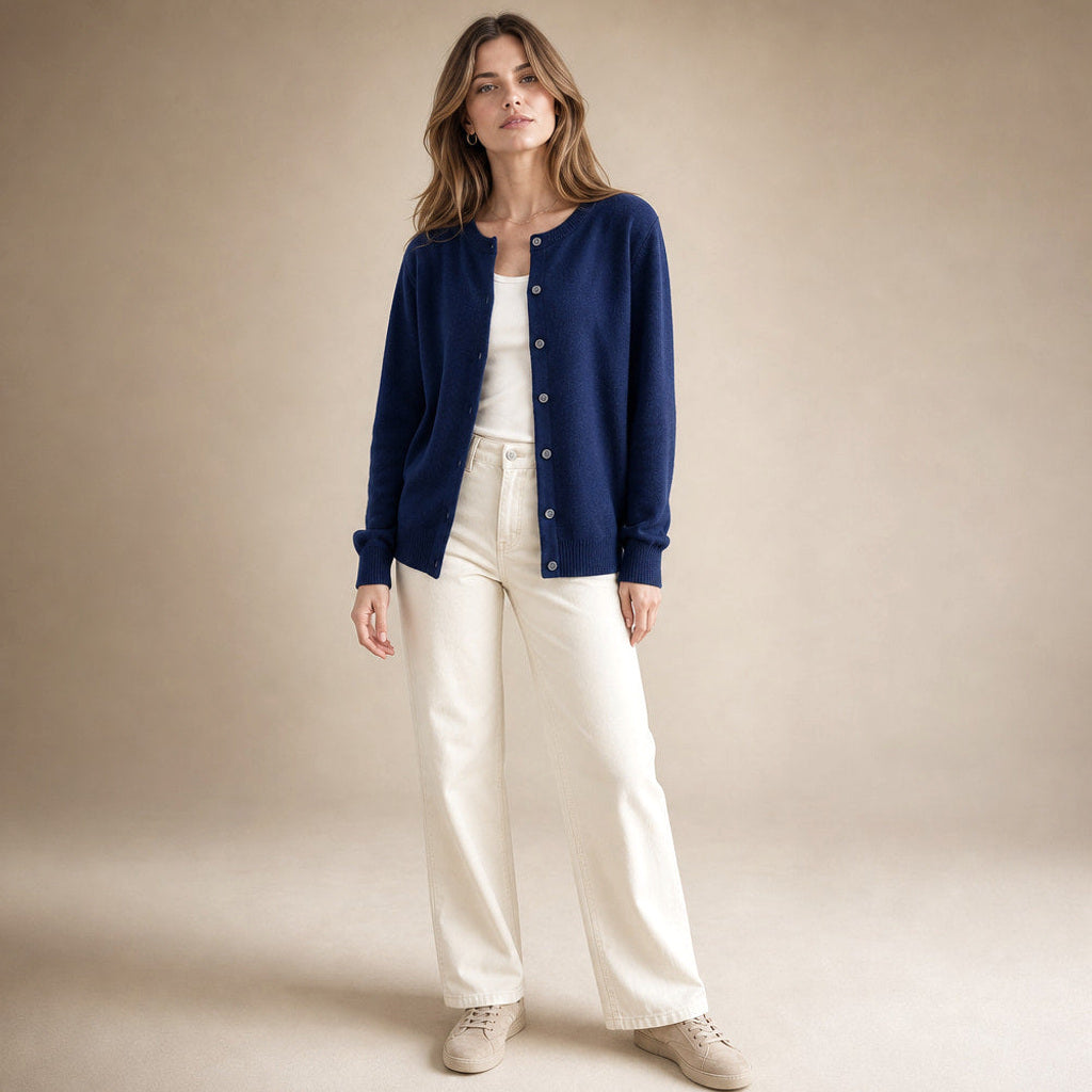 Sigtraud | Strickjacke mit Knopfleiste und Rundhals – Premium Editorial
