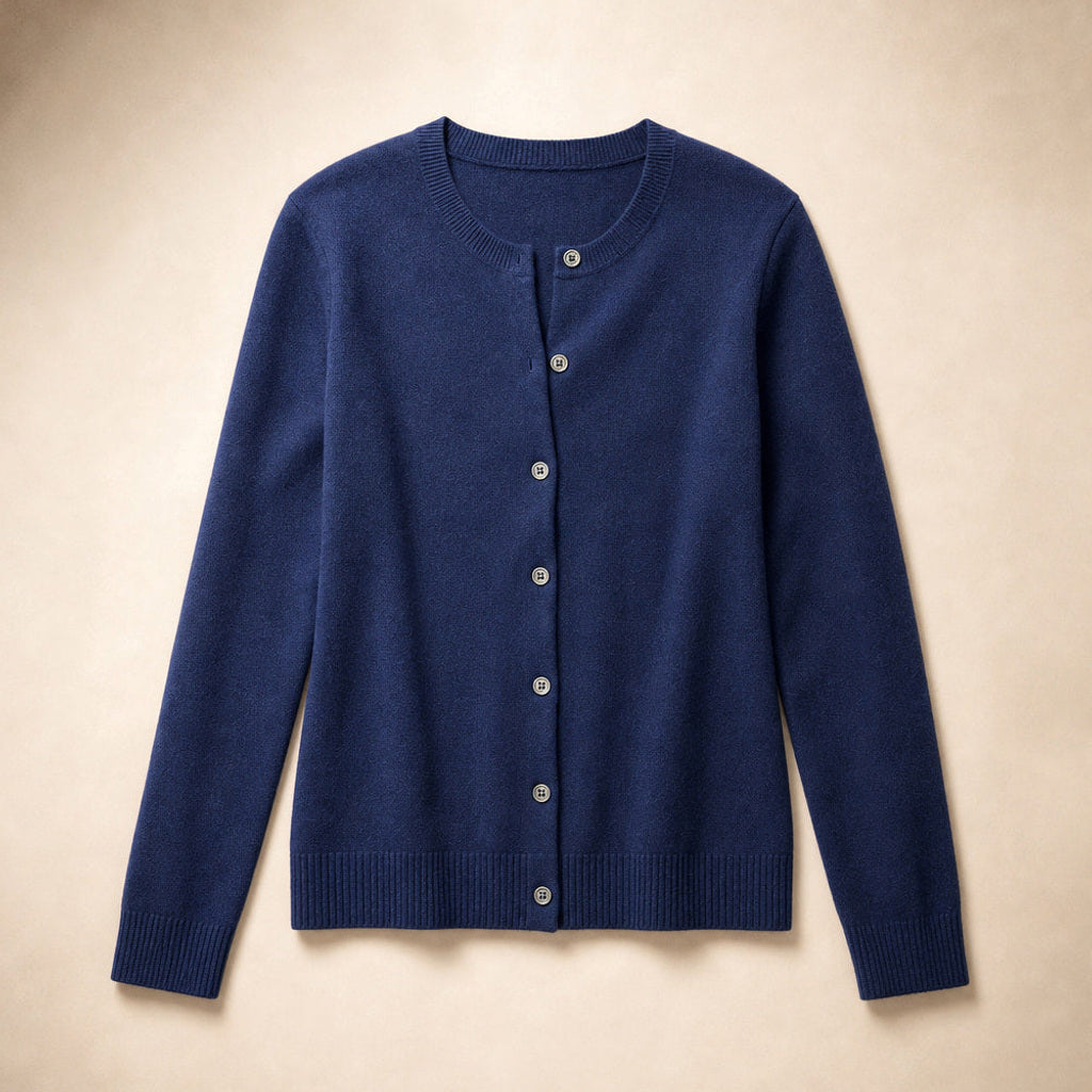 Sigtraud | Strickjacke mit Knopfleiste und Rundhals – Produktfoto