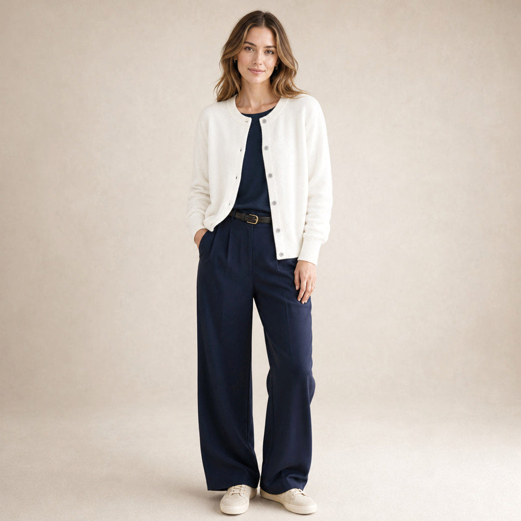 Sigtraud | Strickjacke mit Knopfleiste und Rundhals – Premium Editorial