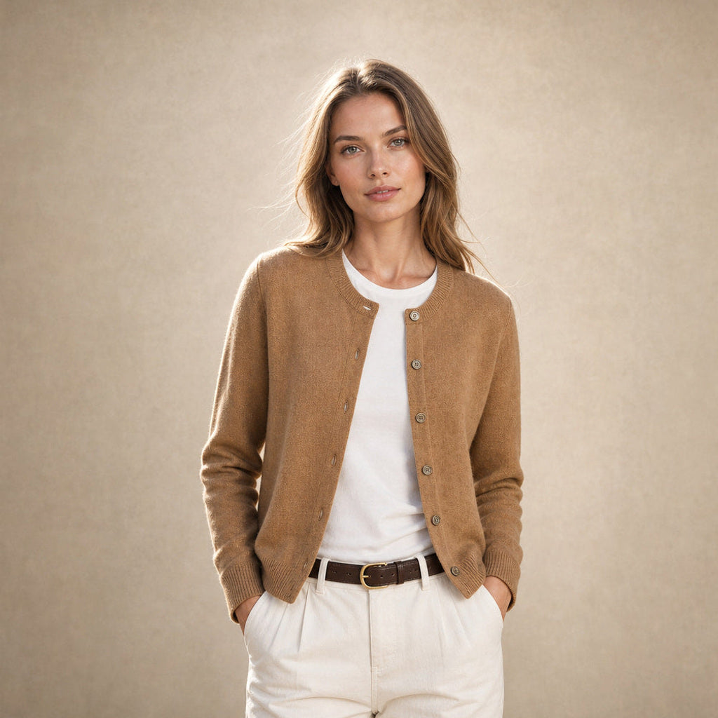 Sigtraud | Strickjacke mit Knopfleiste und Rundhals in Beige – Premium Editorial