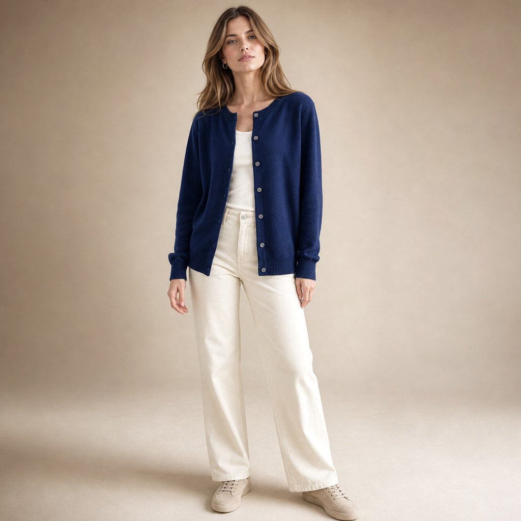Sigtraud | Strickjacke mit Knopfleiste und Rundhals in Marineblau / Blau – Premium Editorial