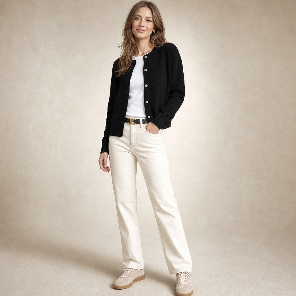Sigtraud | Strickjacke mit Knopfleiste und Rundhals Schwarz – Seitenansicht