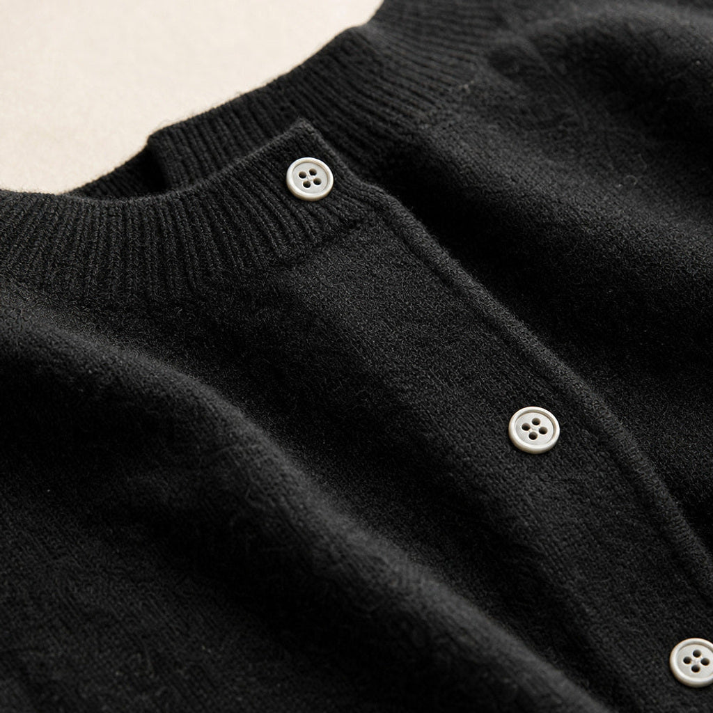 Sigtraud | Strickjacke mit Knopfleiste und Rundhals Schwarz – Stoff- und Detailaufnahme