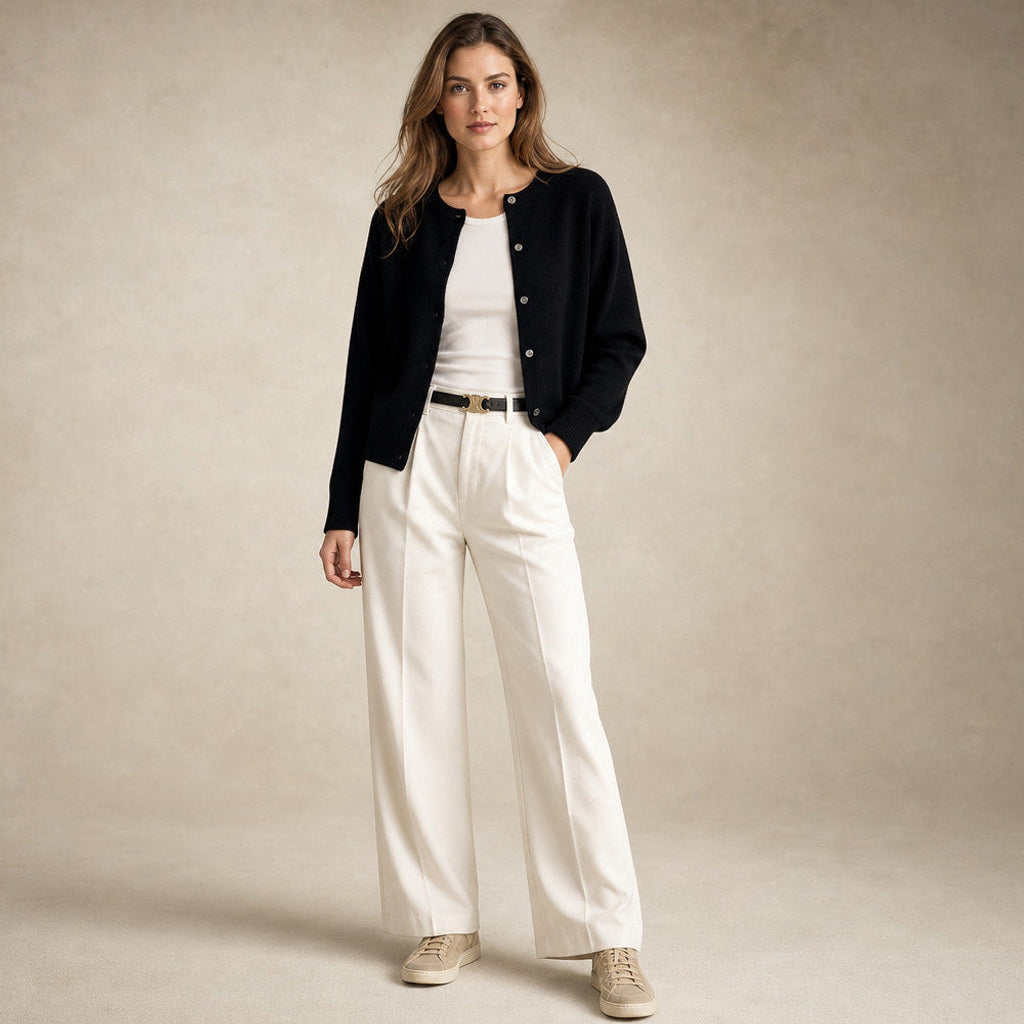 Sigtraud | Strickjacke mit Knopfleiste und Rundhals Schwarz – Gesamtlook