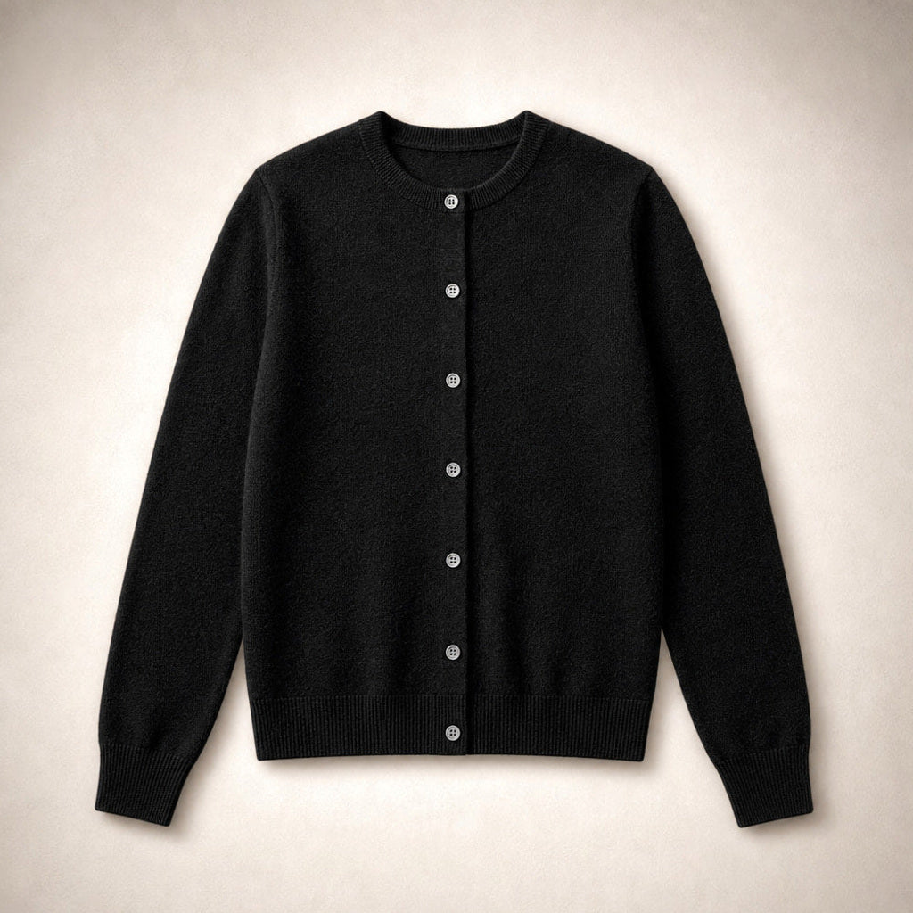 Sigtraud | Strickjacke mit Knopfleiste und Rundhals Schwarz – Produktfoto