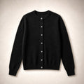 Sigtraud | Strickjacke mit Knopfleiste und Rundhals Schwarz – Produktfoto