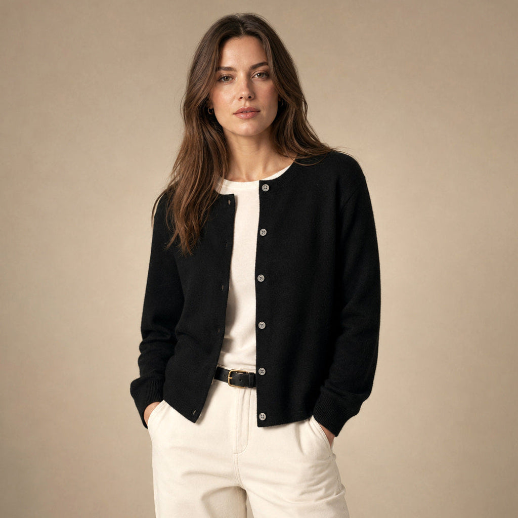 Sigtraud | Strickjacke mit Knopfleiste und Rundhals in Schwarz – Premium Editorial