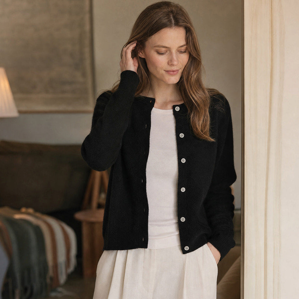 Sigtraud | Strickjacke mit Knopfleiste und Rundhals Schwarz – Gestyltes Editorial-Foto