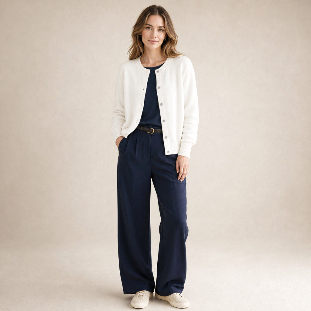 Sigtraud | Strickjacke mit Knopfleiste und Rundhals in Weiß – Premium Editorial