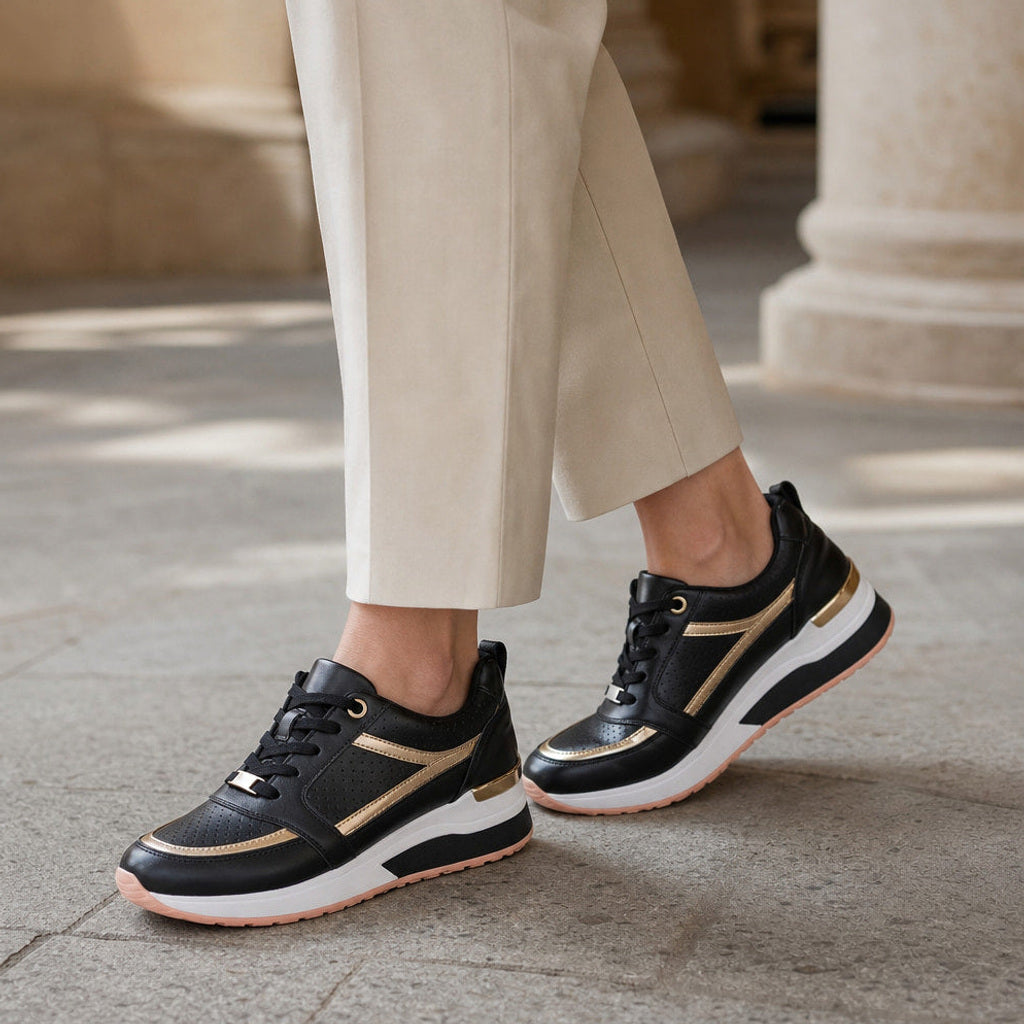Sulamith | Sneaker mit verstecktem Keilabsatz Schwarz – Gestyltes Editorial-Foto
