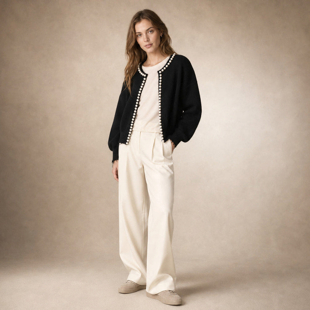 Thordis | Strickjacke mit Perlenborte Schwarz – Seitenansicht