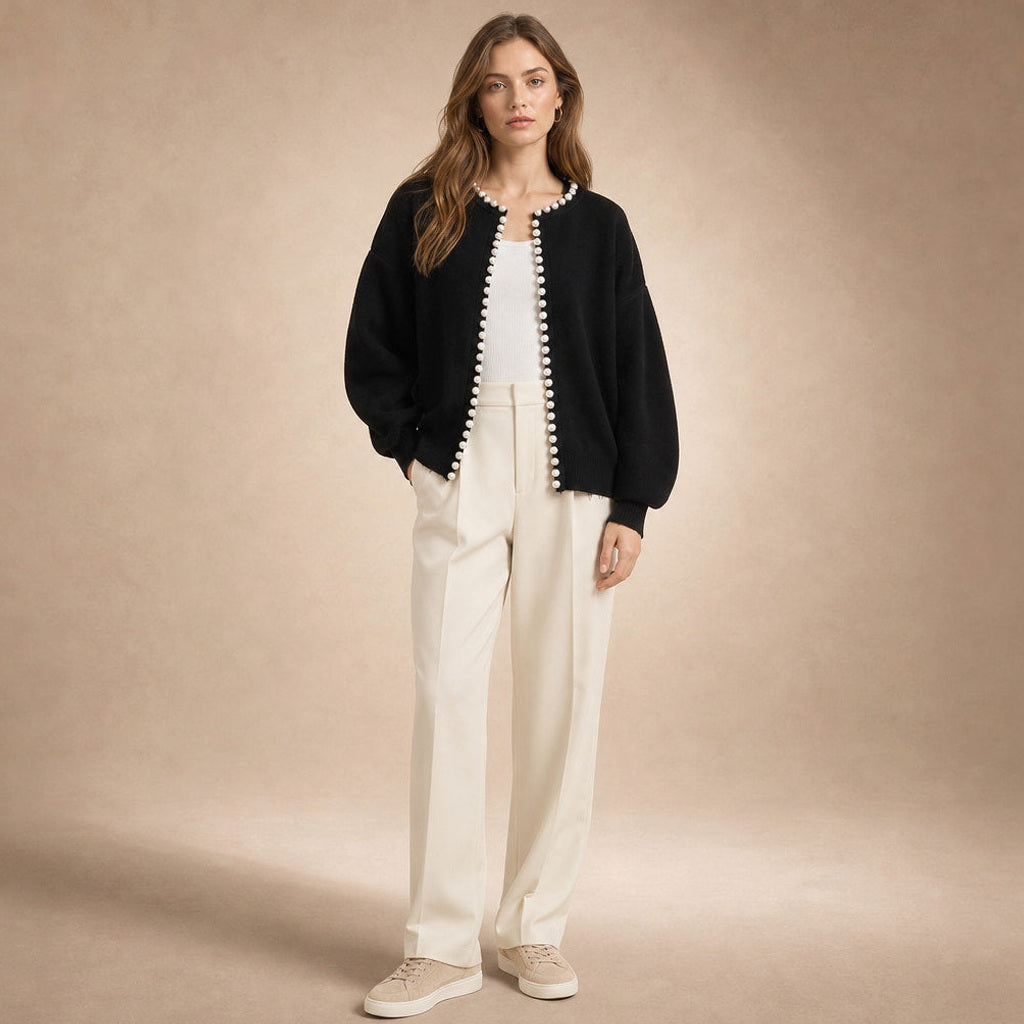 Thordis | Strickjacke mit Perlenborte Schwarz – Gesamtlook
