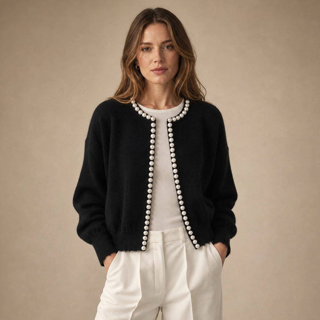 Thordis | Strickjacke mit Perlenborte in Schwarz – Premium Editorial