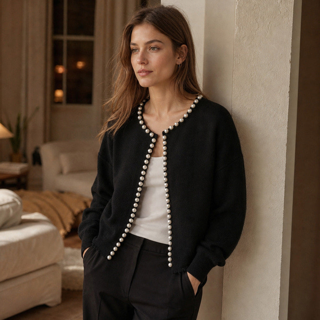 Thordis | Strickjacke mit Perlenborte Schwarz – Gestyltes Editorial-Foto