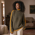 Thordise | Rollkragenpullover aus Merinomischung Oliv – Gestyltes Editorial-Foto