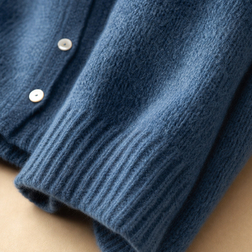 Thunhild | Lange Strickjacke mit Ripp-Abschluss Blau – Stoff- und Detailaufnahme