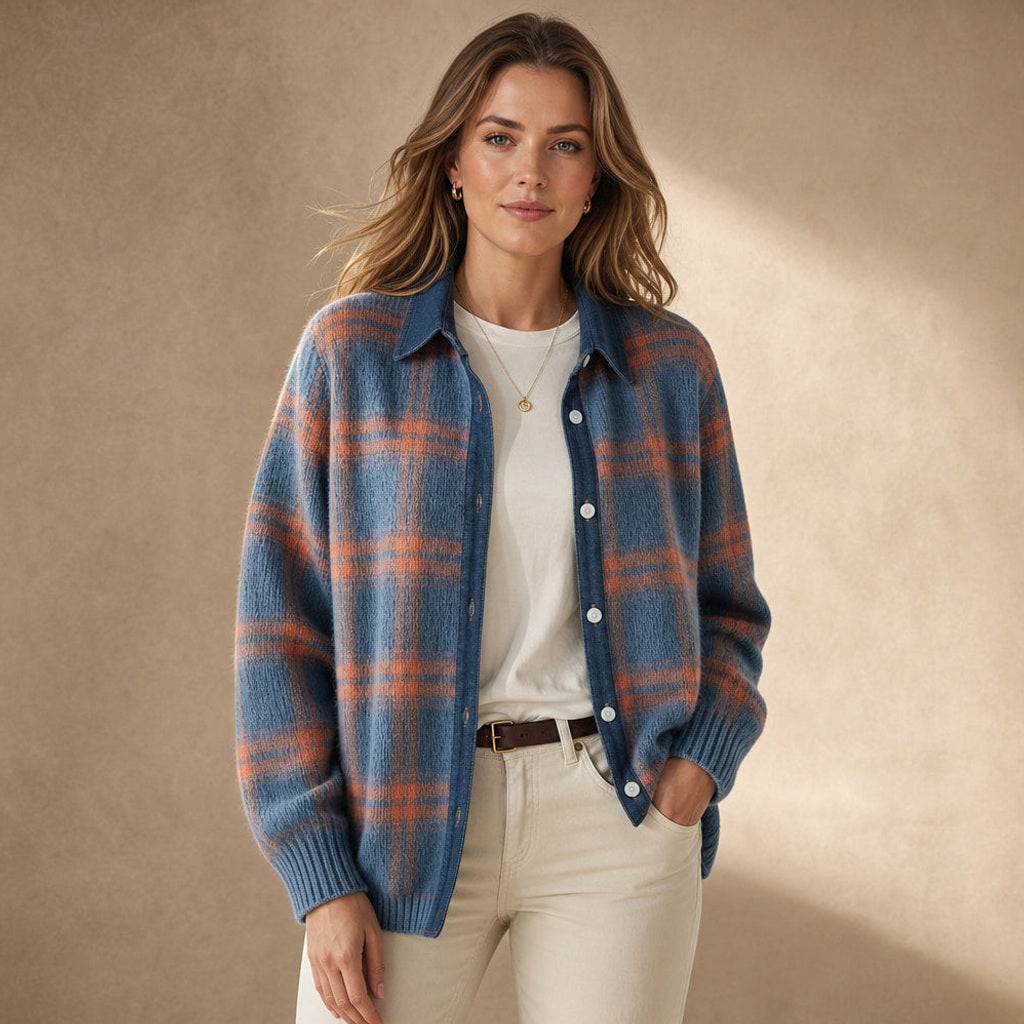 Thunhild | Lange Strickjacke mit Ripp-Abschluss in Blau – Premium Editorial