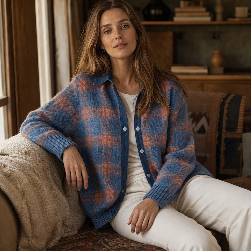 Thunhild | Lange Strickjacke mit Ripp-Abschluss Blau – Gestyltes Editorial-Foto