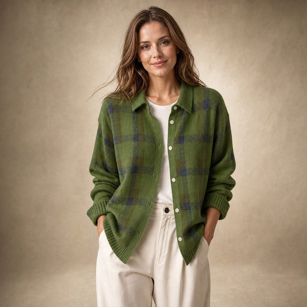 Thunhild | Lange Strickjacke mit Ripp-Abschluss in Grün – Premium Editorial