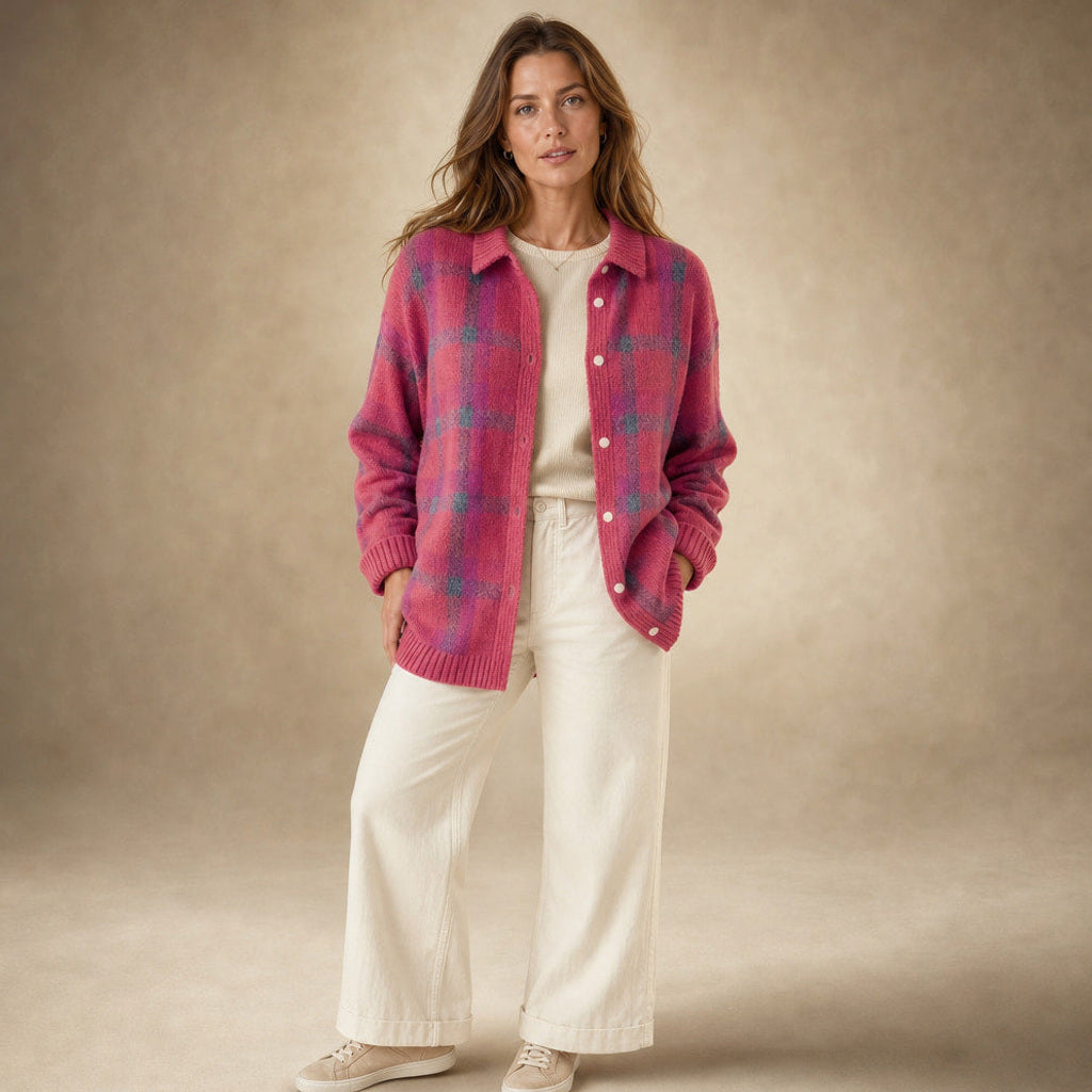 Thunhild | Lange Strickjacke mit Ripp-Abschluss in Pink – Premium Editorial