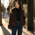 Tielke | Webpelzjacke mit offener Front Braun Braun – Gestyltes Editorial-Foto
