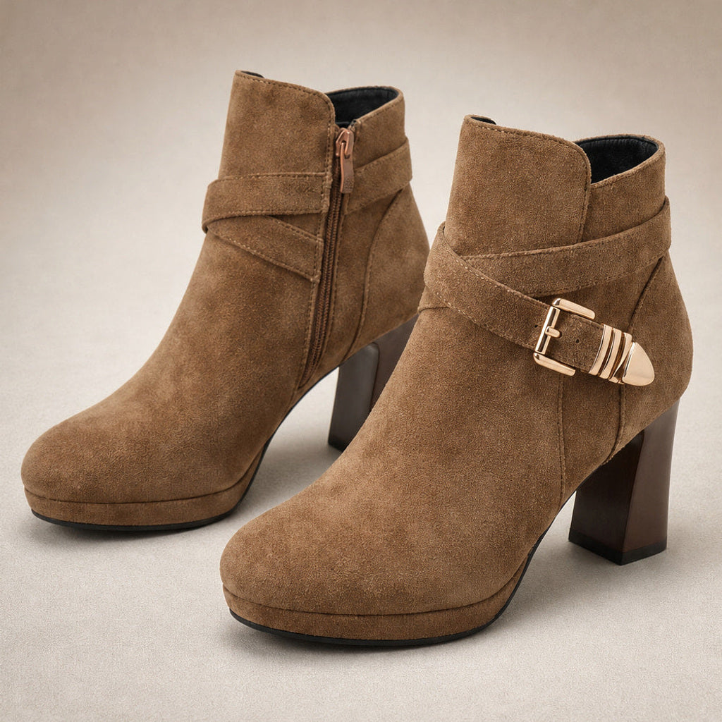 Trudelse | Stiefeletten mit Schnallenriemen und Blockabsatz Hellbraun – Stoff- und Detailaufnahme