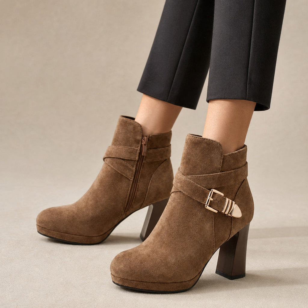 Trudelse | Stiefeletten mit Schnallenriemen und Blockabsatz in Hellbraun – Premium Editorial