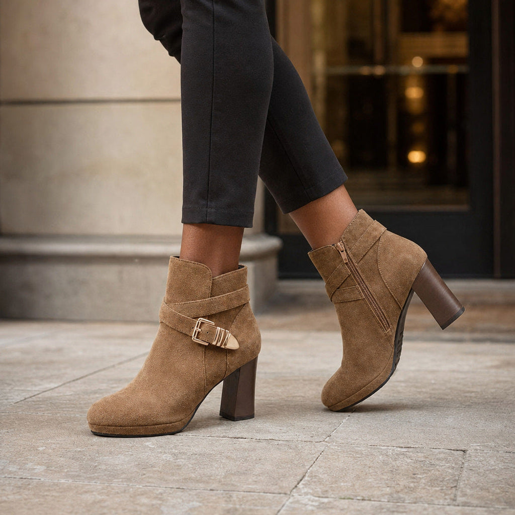 Trudelse | Stiefeletten mit Schnallenriemen und Blockabsatz Hellbraun – Gestyltes Editorial-Foto
