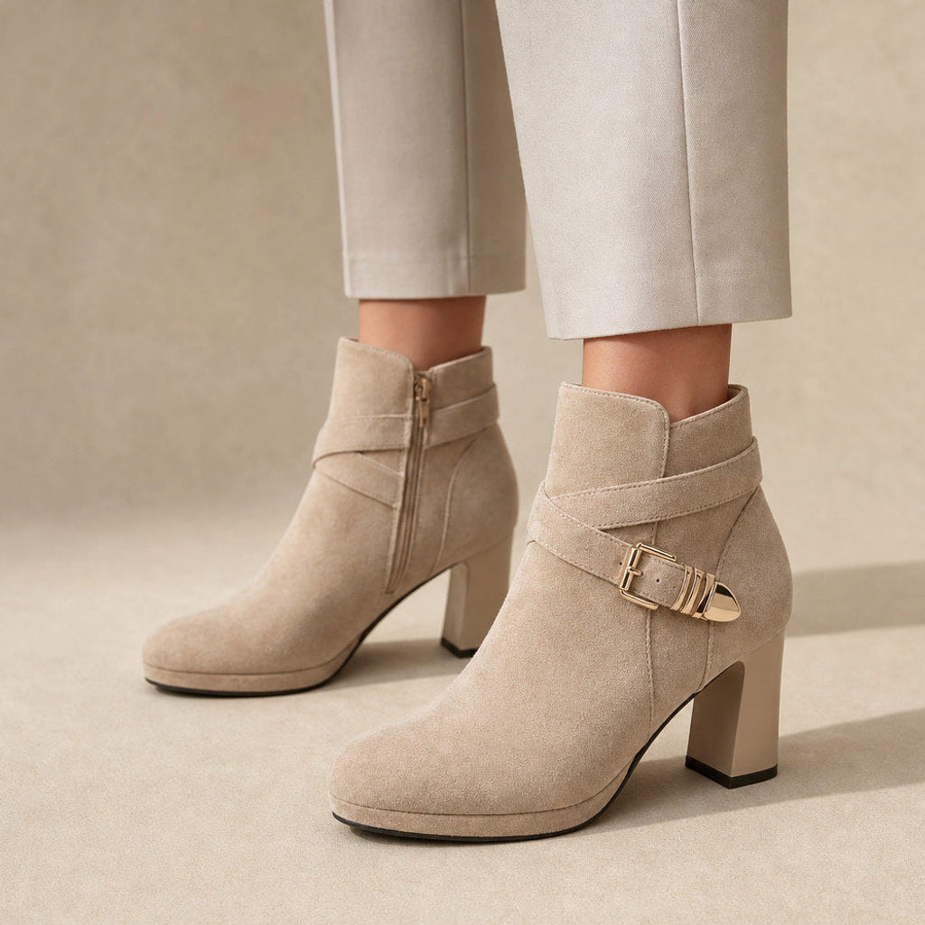 Trudelse | Stiefeletten mit Schnallenriemen und Blockabsatz Mandel – Produktfoto